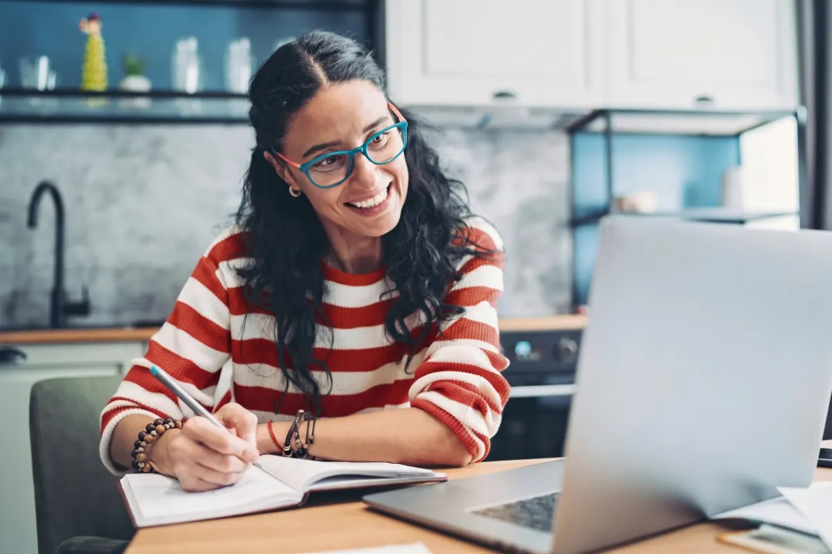 Aluna estudando inglês online